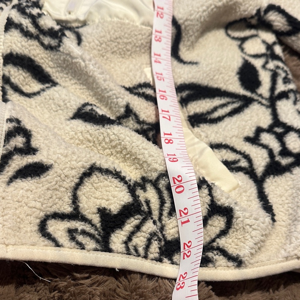 Como Blu-Floral Sherpa Jacket - Black and Cream - Picture 8 of 9